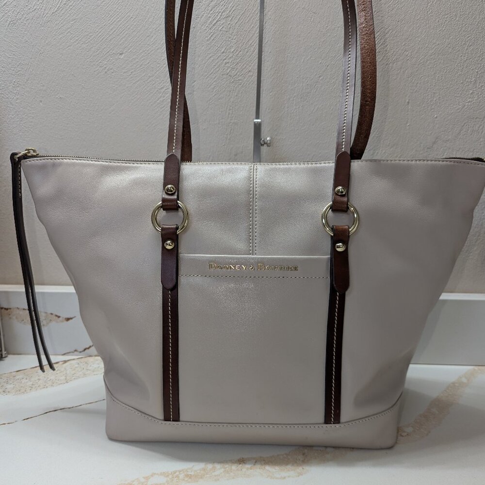 Dooney & Bourke large beige tote/shoulder bag. EUC!
